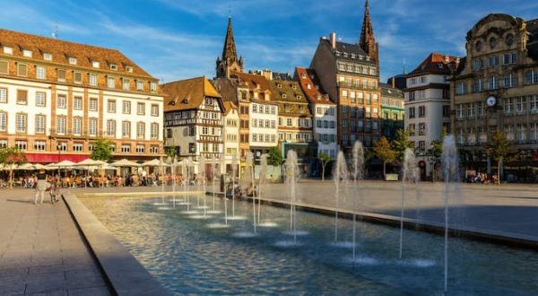 Strasbourg_La-place-Kleber-a-Strasbourg_Leonid-Andronov_AdobeStock_Commercial-scaled